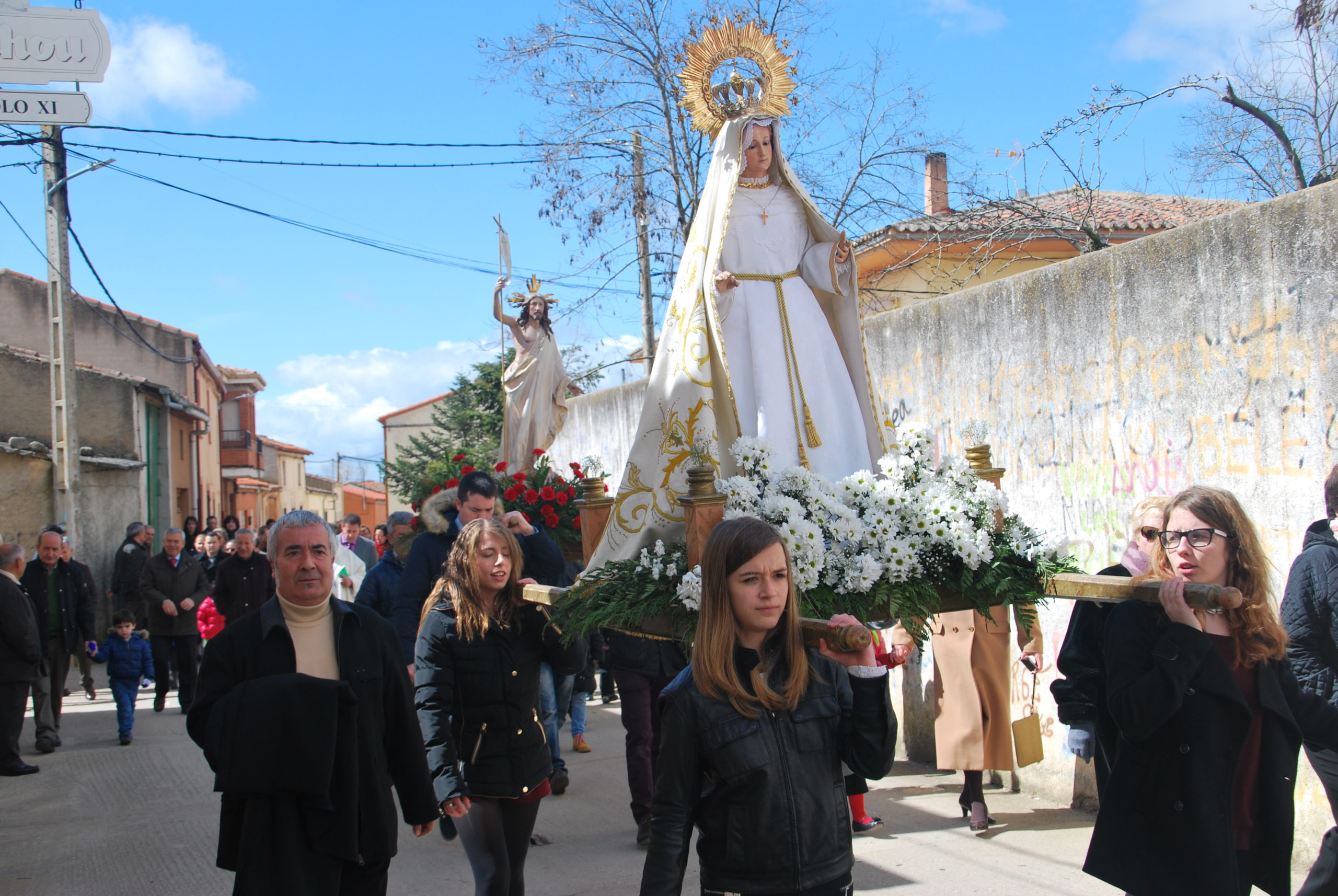 RECUERDOS DE UN AÑO DE PANDEMIA: DOMINGO SANTO EN MANGANESES DE LA LAMPREANA PROCESIÓN  DE LA VIRGEN Y DEL CRISTO RESUCITADO